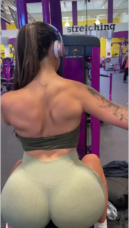 PAWG Gym Slut Sculpts Her Thicc Hourglass Ass in Skin-Tight Yoga Pants