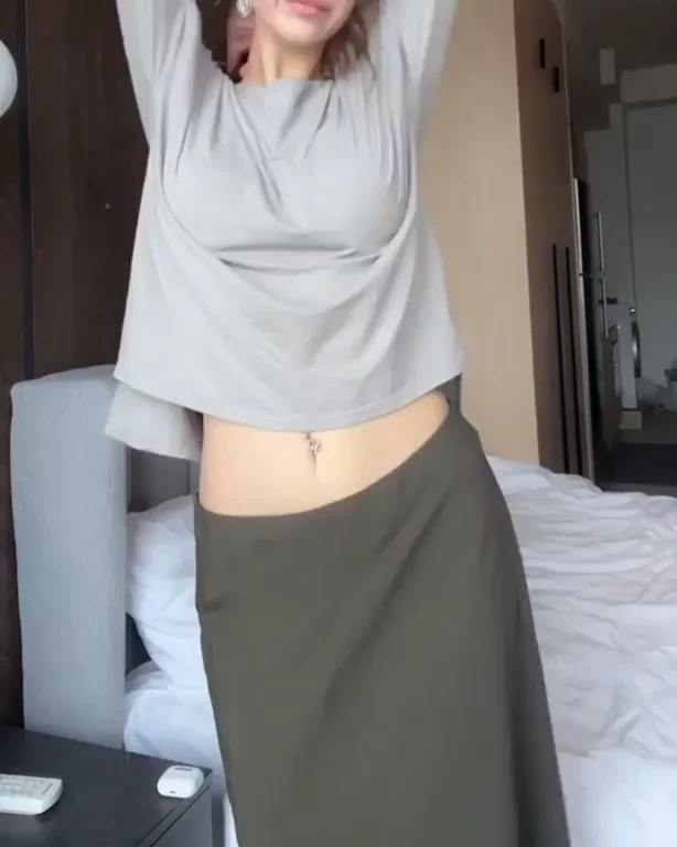 🔥 This Baggy Outfit Hides My Juicy Tits & Curves 😈