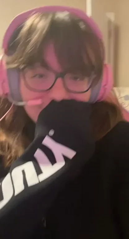 Gamer Chick's Epic Tit Flash: Bottom Frag Boob Tease!