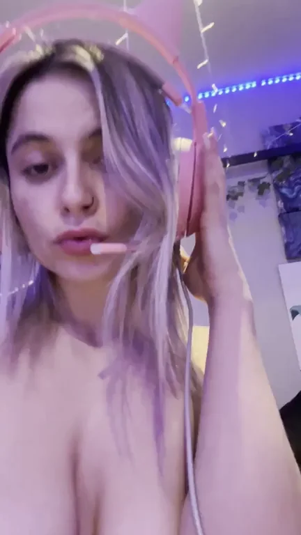 Leave your age if you would fuck a gamer girl