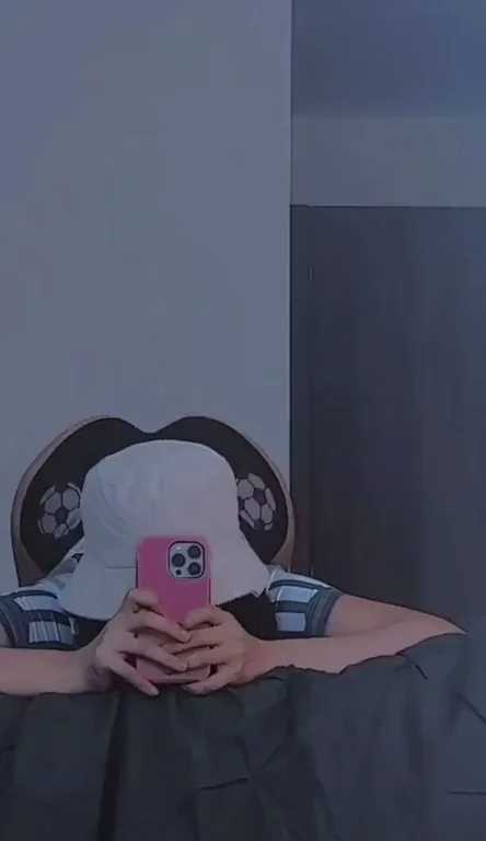 🍑 PAWG Slut's Hat-On Ass Up Tease 👆🌶 First Peek?