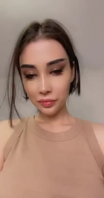 Busty Babe Begs: Can I Grind Up & Down on Ur Face? 😈🍑