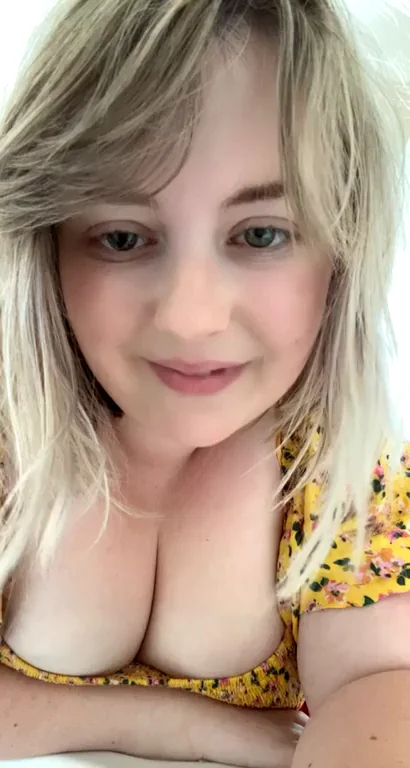 Going to my hotel breakfast plugged with no panties on ?