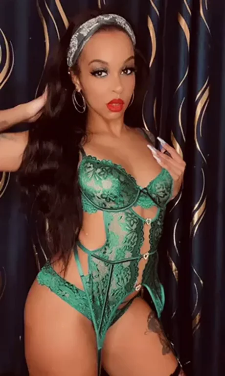 Teasing You with My Curvy Slut Body 😘💚