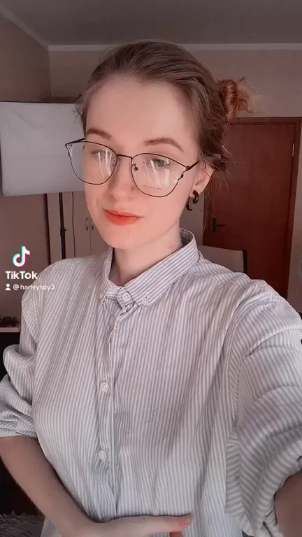 Short gif of a gorgeous teen redhead. I hope I have enough karma to get this up