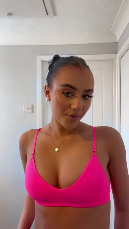 Cum all over my slutty face and titties 😁