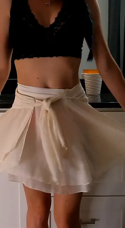 Hot Teen Flashes Pussy in Tiny Skirt 🌞💦