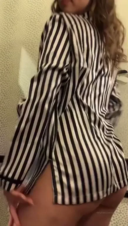 Riley Reid's Striped Robe Ass Tease 🍑💦