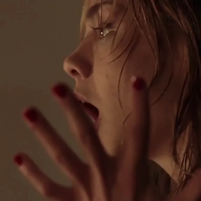 Michelle Monaghan's Sexy Santa Tease in Kiss Kiss Bang Bang 😈🎅