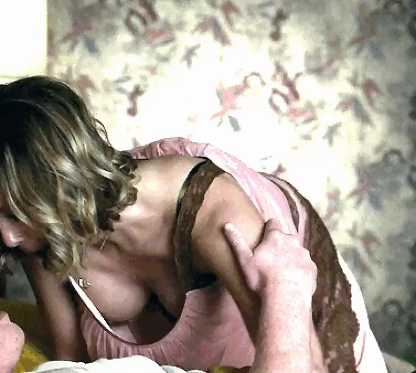 Elizabeth Olsen b00bies