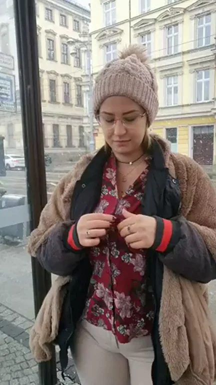 🍭 Cukierkowa Zgrywuska Teases with Massive Tits Flash at Bus Stop 🚍💦