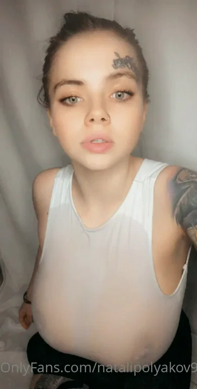 She's so damn hot with massive tits ? free aIbum belIow