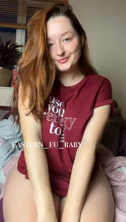 Chubby Tummy Tease: Curvy Redhead Shows Off Her Thick Curves 😍🍑