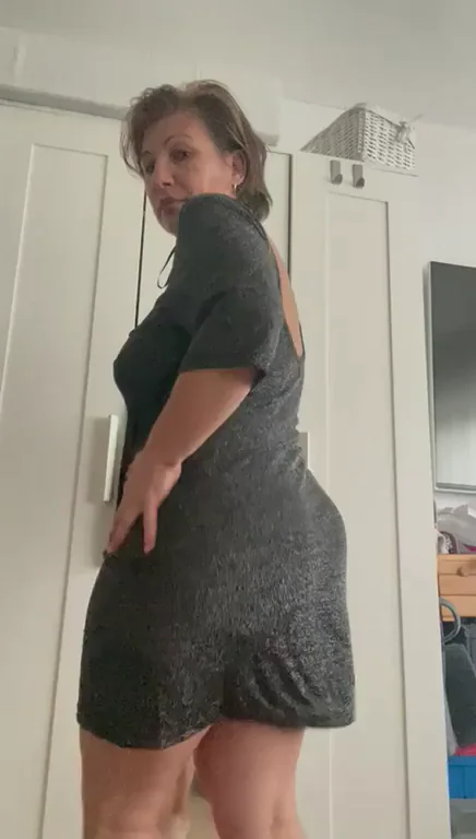 Mommy's Easygoing Tease: Lifting the Dress to Show Her Juicy Ass 🍑😏