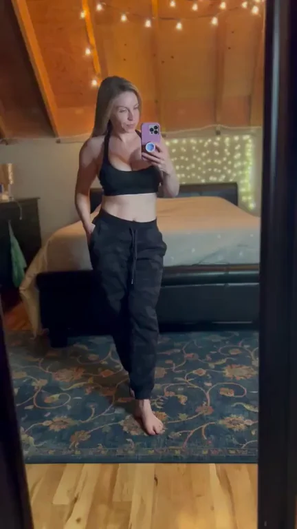 🔥 38F Fit Mom Teasing in Tight Sports Bra & Joggers 💦