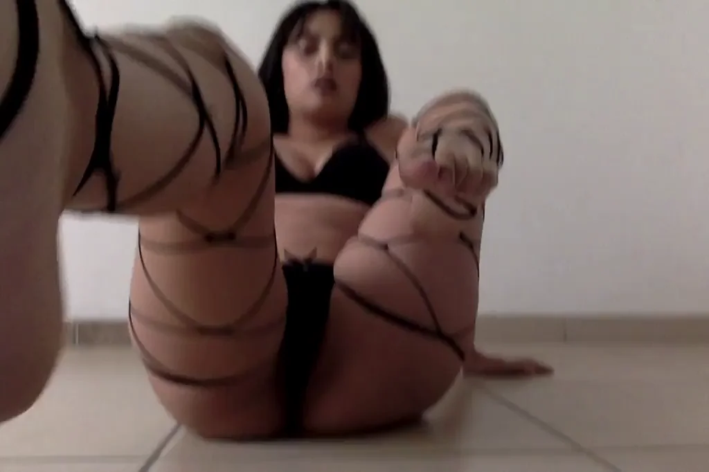 Flexible Rope Slut Splits Her Juicy Ass Wide 😈🫦