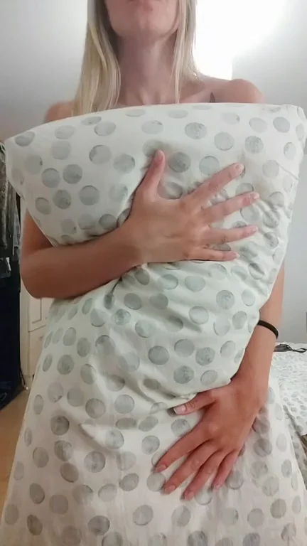 Who wants to play pillow fight with me?