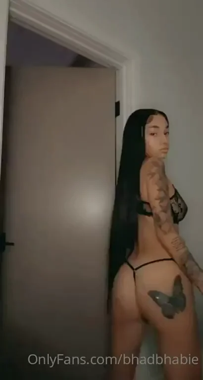 Bad Baddie Chloe Teases Her Juicy Ass & Tats 🍑🔥 Get Her Folder!