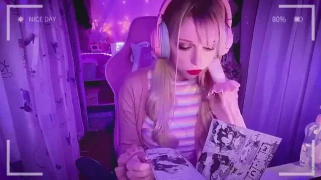 pretty gamer masturbates with her cam on