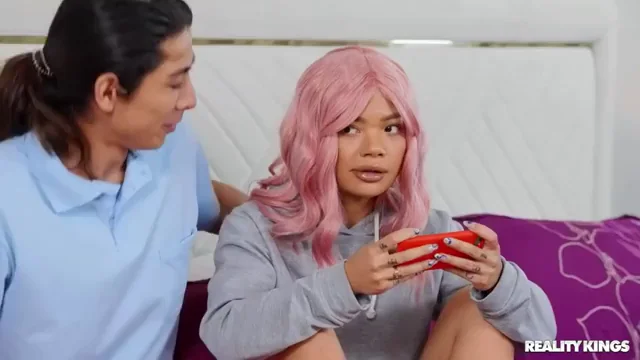 [Paisley Paige, 22] 'Gamer Girl Bangs Her Roommate'
