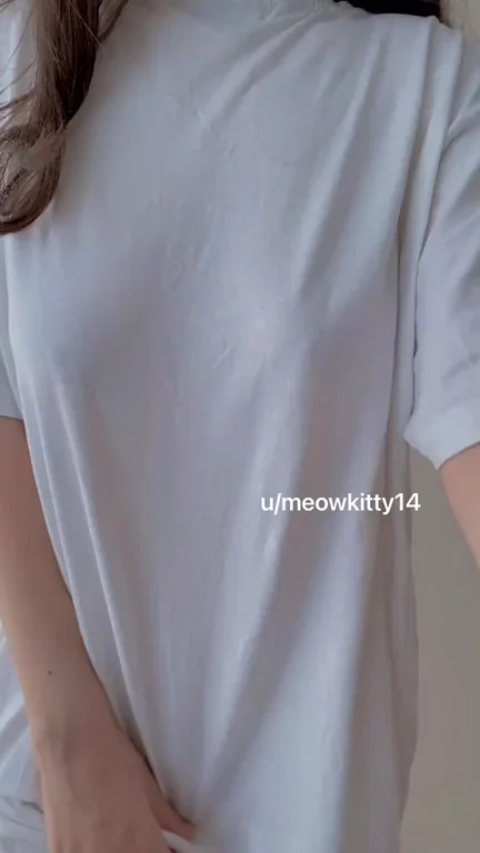 Busty 2002 Teen Slut Lifts Shirt to Flash Massive Tits & Bushy Pussy 😈🍑