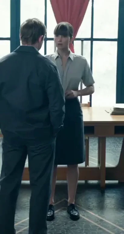Jennifer Lawrence's Slutty Office Strip-Tease: Bare Ass Cheeks Exposed