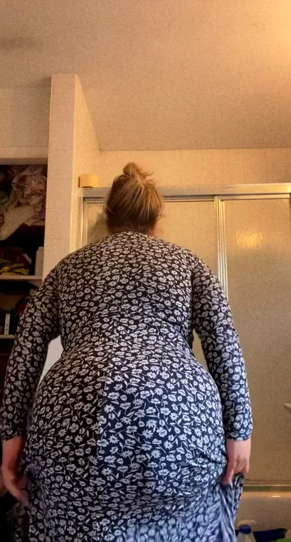Quick BBW Ass Flash in Messy Bathroom 😈🍑