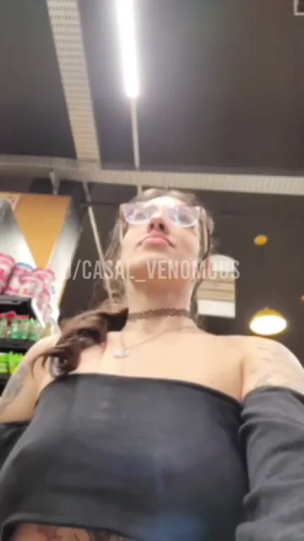 🛒 Slutty Babe Turning Heads in Grocery Store 👀💦
