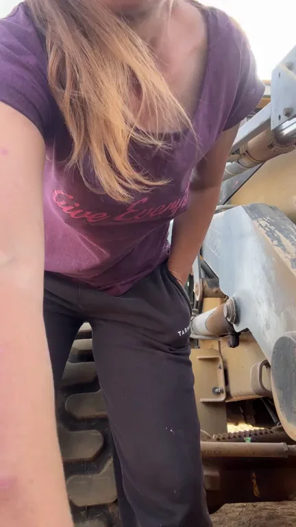 Getting ready for the lunch break (f) F48