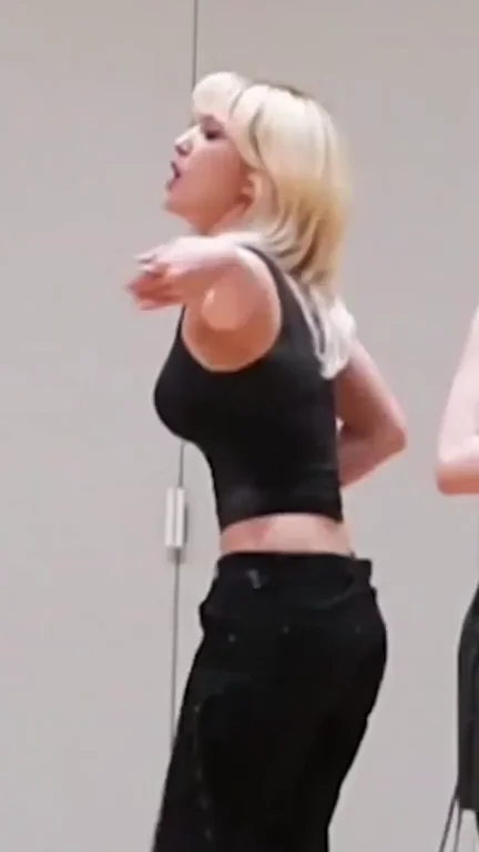 Jeon Somi’s Sexy Dance Tease 🔥💦