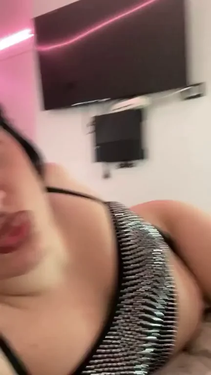 Would yo fuck me if I was your roommate ?