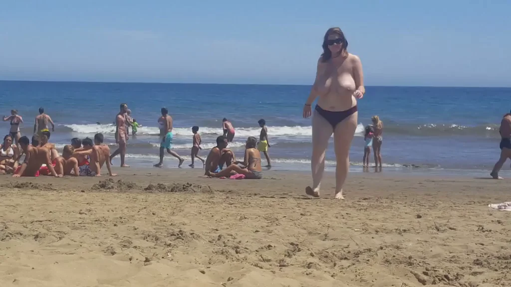 I love these beach boobs bouncing.