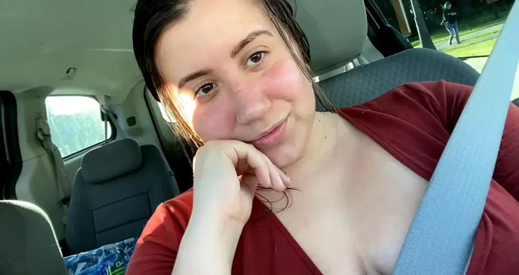 Thick Babe Flashes Juicy Pussy in Car 🚗💦