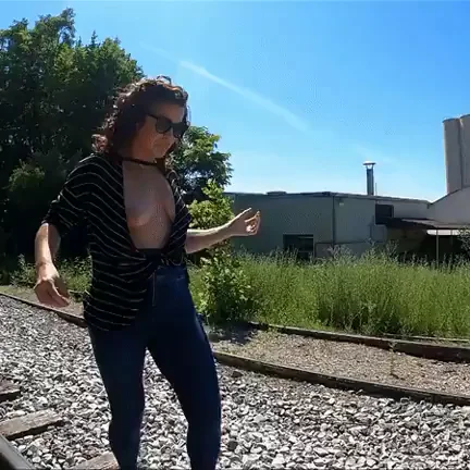 Sammi Starfish's Epic Ass Struggle: Squeezing That Phat Booty into Skin-Tight Jeans