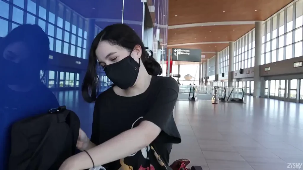😈 Cute Masked Slut Flashes Tits at Airport 🛫🍈🍈