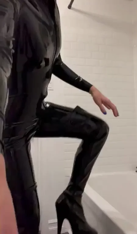 Ready to Submit to My Shiny Latex Domme? 😈🔥