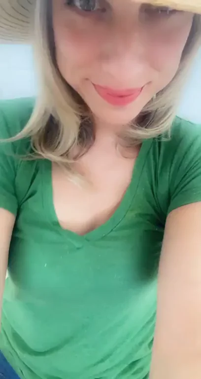 If you're into married,naughty, mom's with a petite body, blonde hair/green eyes who can't get enough cock...then you might like me ??35(f)
