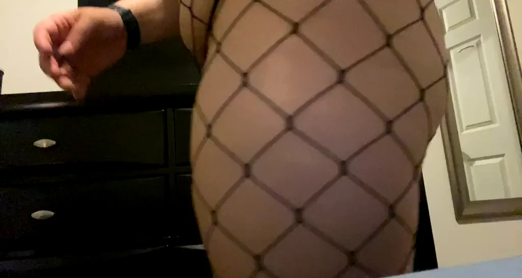 Brokecollegegirl13's Fishnet Booty Twerk Tease – Jiggly Ass Quakes!
