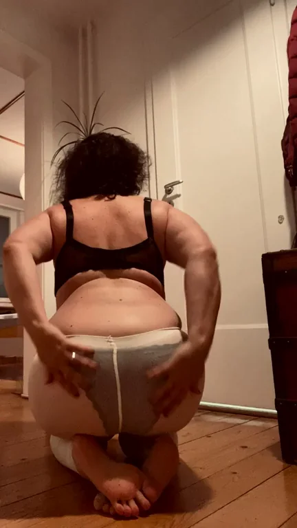 🍑 Enough Juicy MILF Ass to Jerk Your Cock Off? 🍑