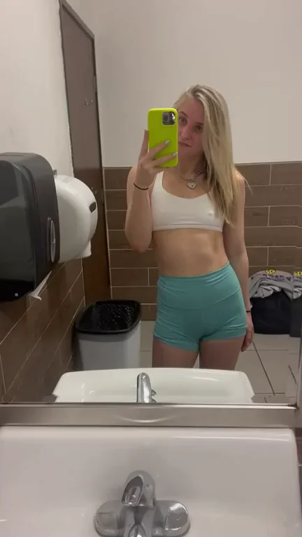 💪 Big Butt Plug Boosts My Gym Slut Focus 🏋️‍♀️🍑