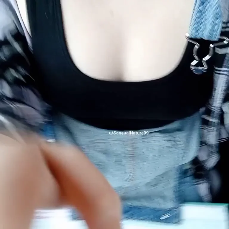 Peeking at My Juicy Downblouse Study Titty Show 😍👀
