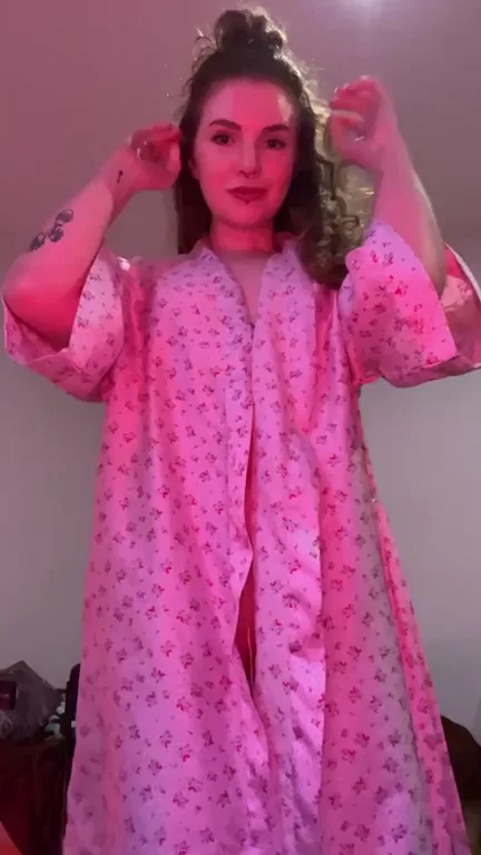 Flat Tummy Tease in Pink Robe GIF 😍🔥