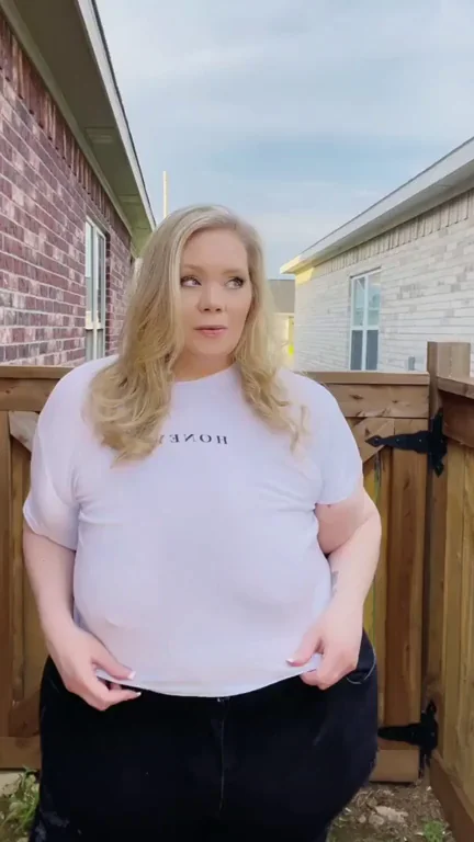 Thick BBW Slut Bringing Heat to the Hood 🔥😈