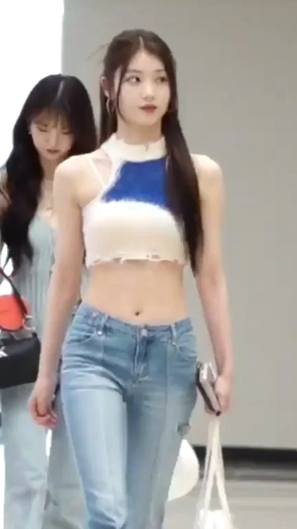 Xiaoting's Kep1er Airport Tease: Slutty Crop Tops & Tight Jeans Ass Flex