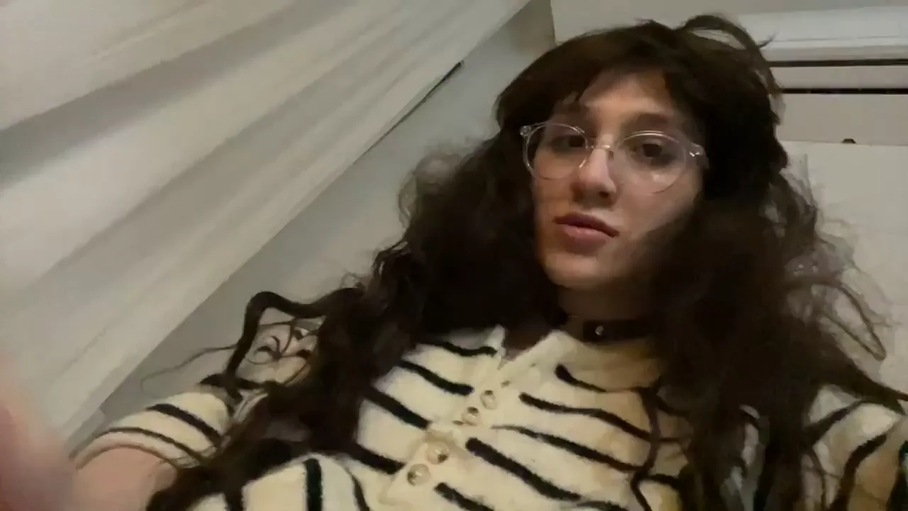 come help me with that pretty little mouth :)