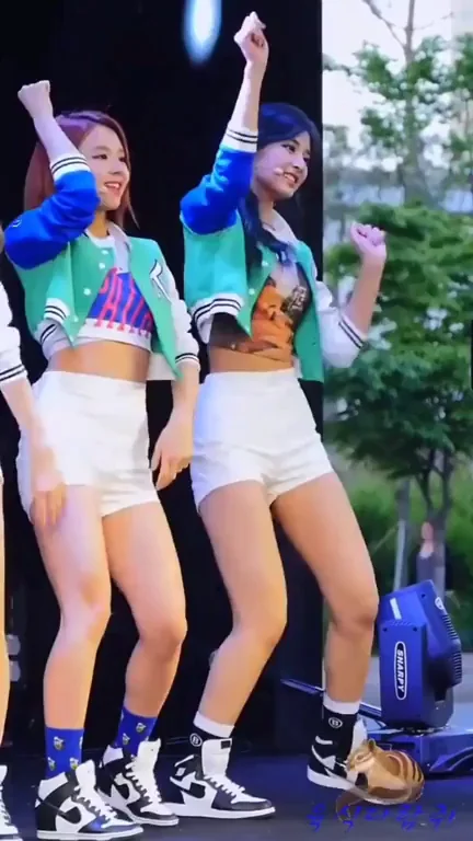 TWICE - Chaeyoung and Tzuyu