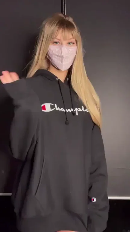 Thought I’d try out a new kind of reveal to show you what’s hiding under my hoodie ?
