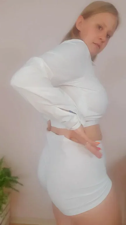 Simply put. A thick white girl in a white outfit. Kisses