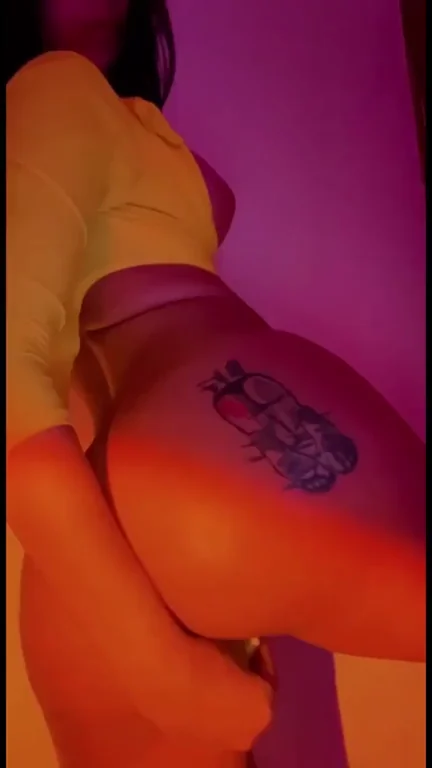 Cute hungry butt in perfect light🤭