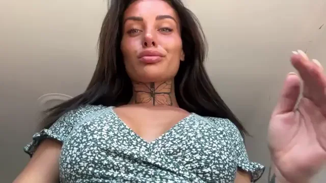 Thick Babe's Nude Tease Fun 😈📸🍑